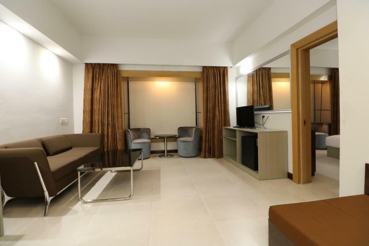 Aristocrat Hotel Kolkata Ngoại thất bức ảnh