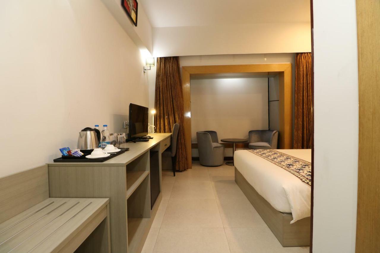 Aristocrat Hotel Kolkata Ngoại thất bức ảnh